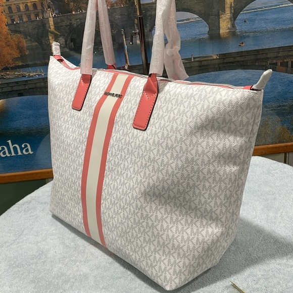 Michael Kors Large Travel Tote - Picture 3 of 9